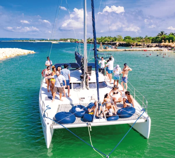 Difrute en proa del catamaran de 36 ft