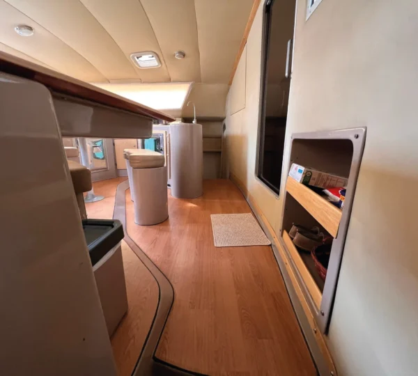 Pasillo interior del Catamarán Armonia con acceso a camarotes y zona de almacenamiento