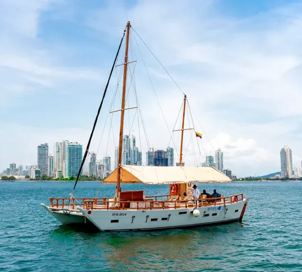Catamarán Moana 51FT navegando frente al skyline de Cartagena