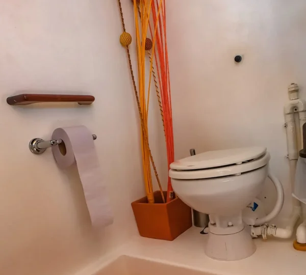 Interior del baño del catamarán Moana 51FT