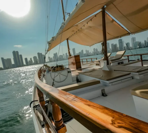 Vista de proa del catamarán Moana 51FT al atardecer