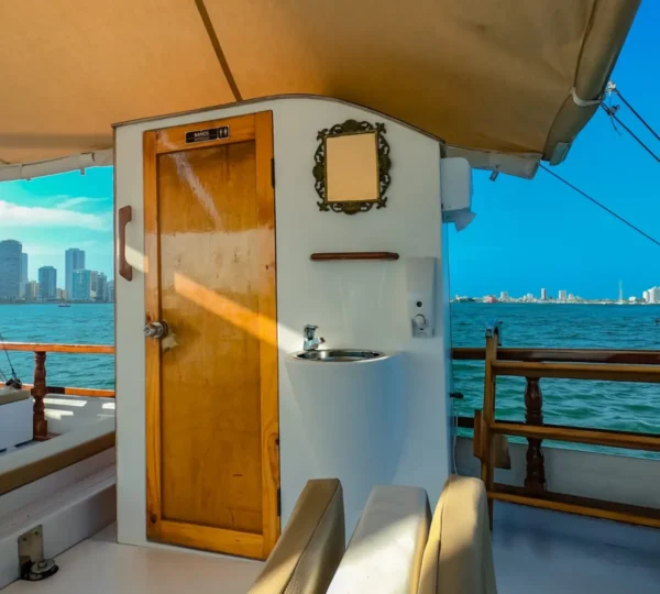 Baño en cubierta del catamarán Moana 51FT