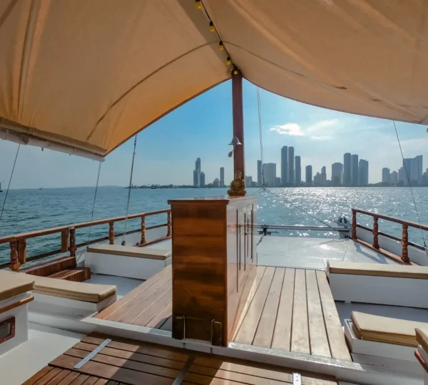 Cubierta de proa del catamarán Moana 51FT
