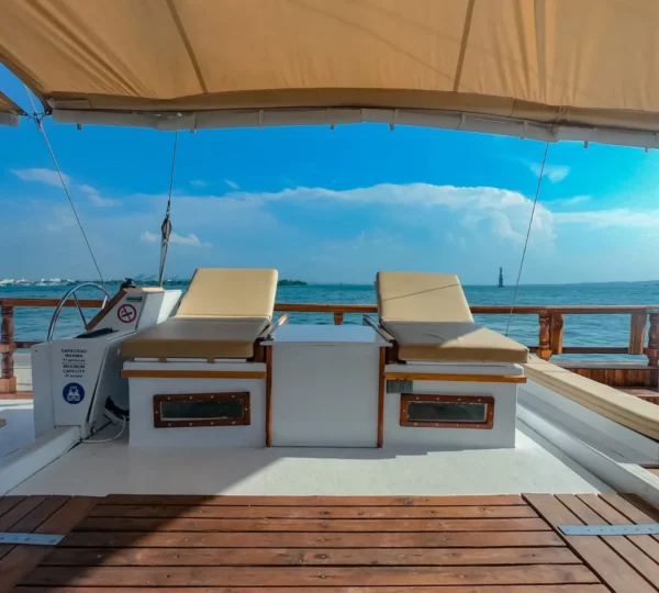 Asoleadoras en cubierta del catamarán Moana 51FT