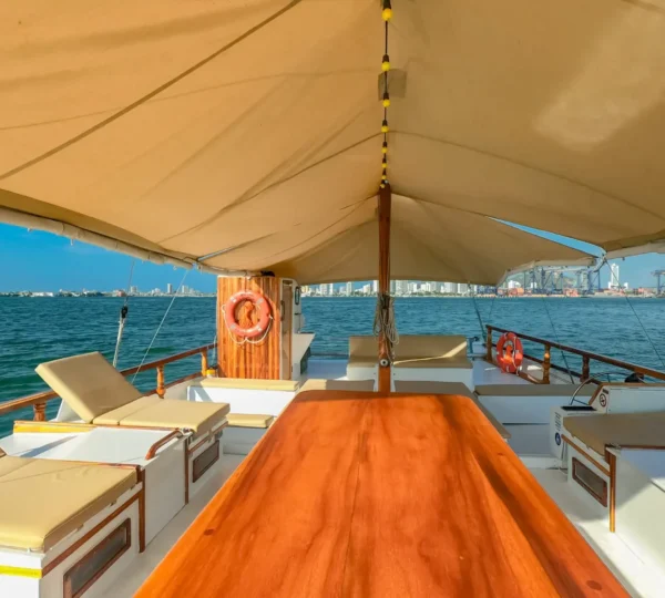 Mesa y luces de feria del catamarán Moana 51FT