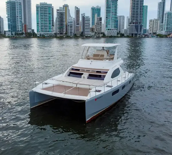 Yate Hope 47FT navegando frente al skyline de Cartagena
