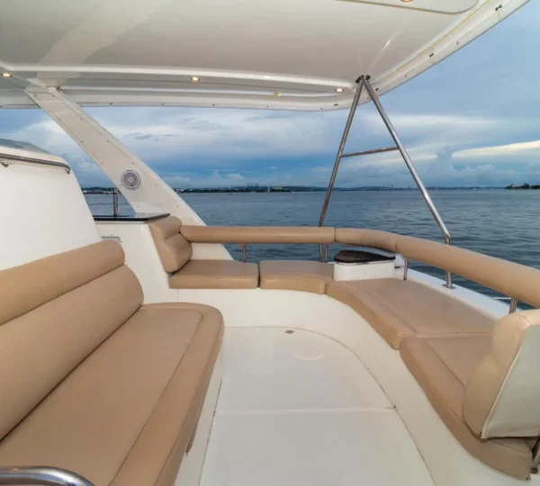 Sala en el flybridge del yate Hope 47FT