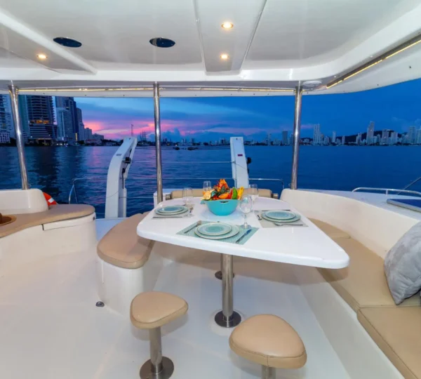 Comedor en flybrige del yate Hope 47FT al atardecer