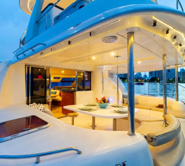 Sala exterior en popa del yate Hope 47FT
