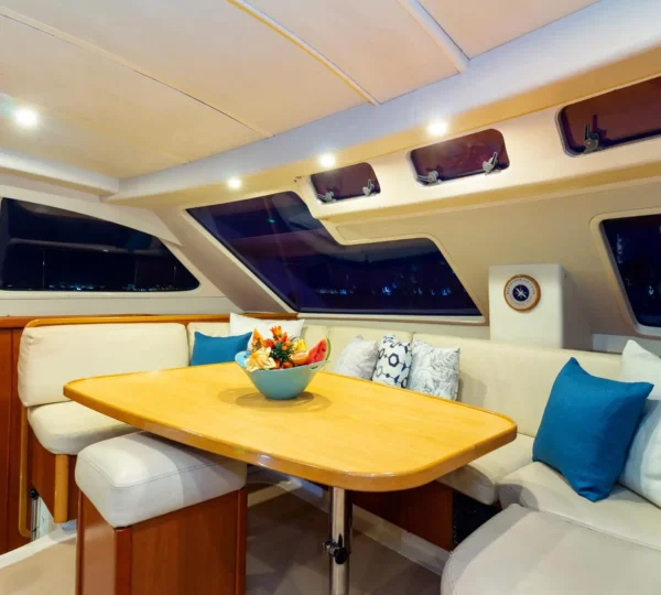 Comedor interior del yate Hope de 47FT