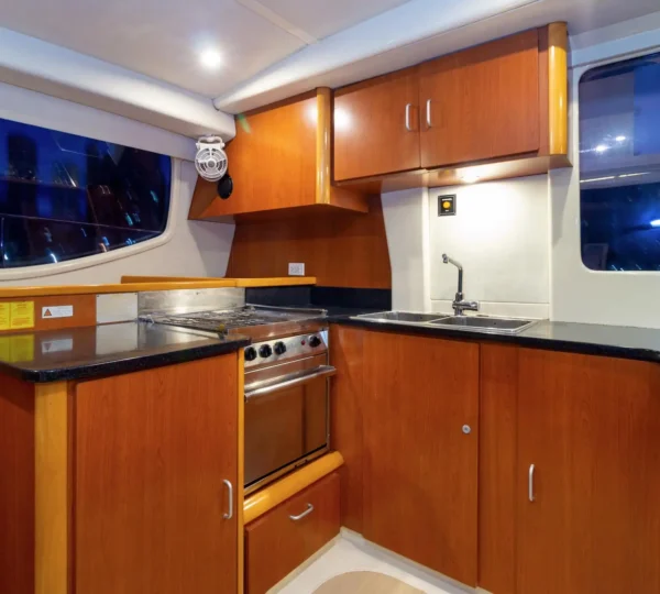 Cocina para calentar y servir del yate Hope