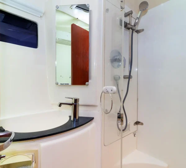 Baño con ducha del yate Hope 47FT