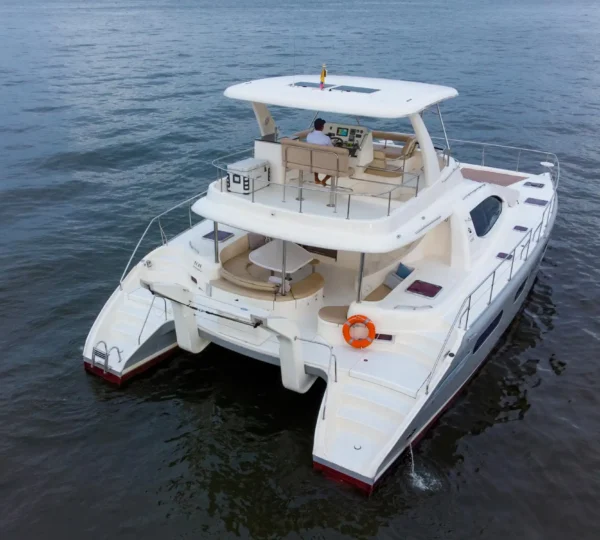Vista de popa del yate Hope 47FT