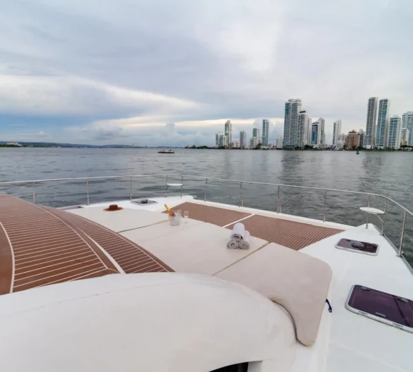 Zona de bronceado en proa del yate Hope 47FT