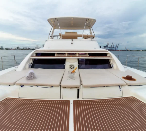 Sala en el flybridge y proa del yate Hope 47FT