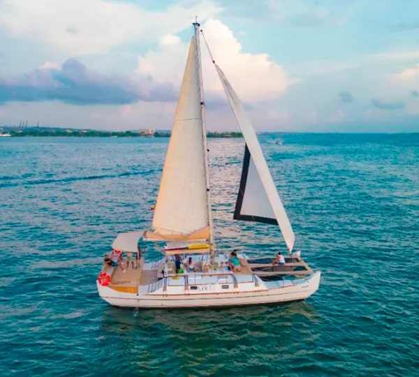Catamarán Maui Ocean 44FT navegando a vela en Cartagena
