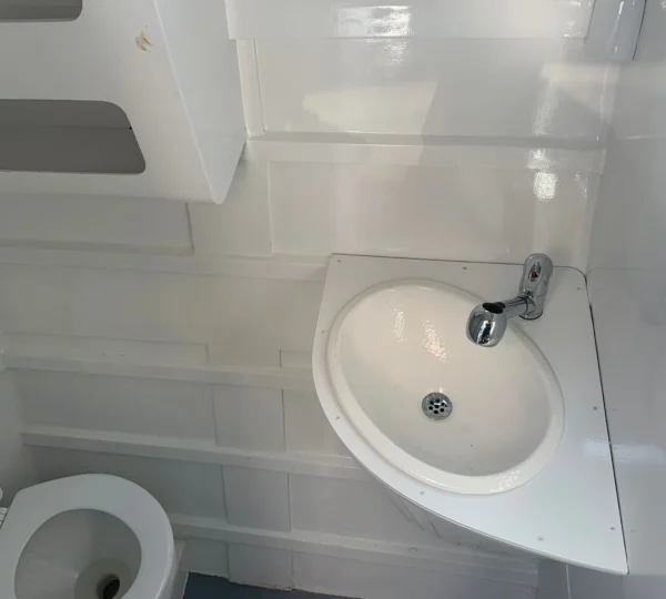 Baño del catamarán Maui Ocean 44FT