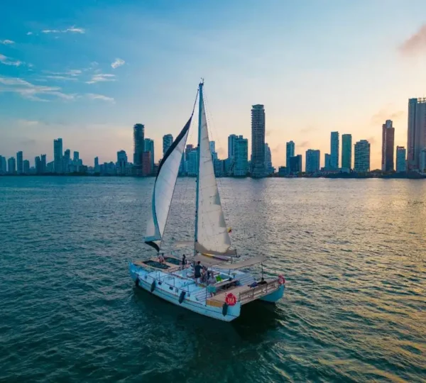 Catamarán Maui Ocean 44FT navegando a vela en Cartagena
