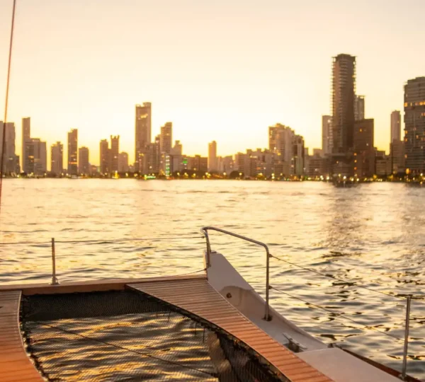 Proa del catamarán Maui Ocean 44FT al atardecer en Cartagena