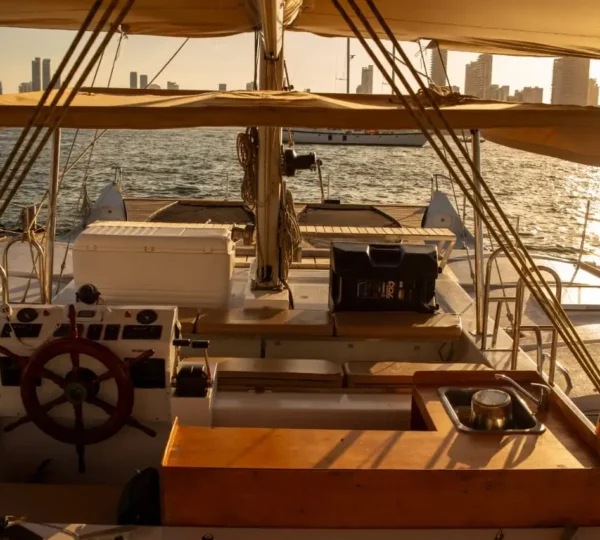 Cubierta del catamarán MauiOcean 44FT frente al skyline de Cartagena